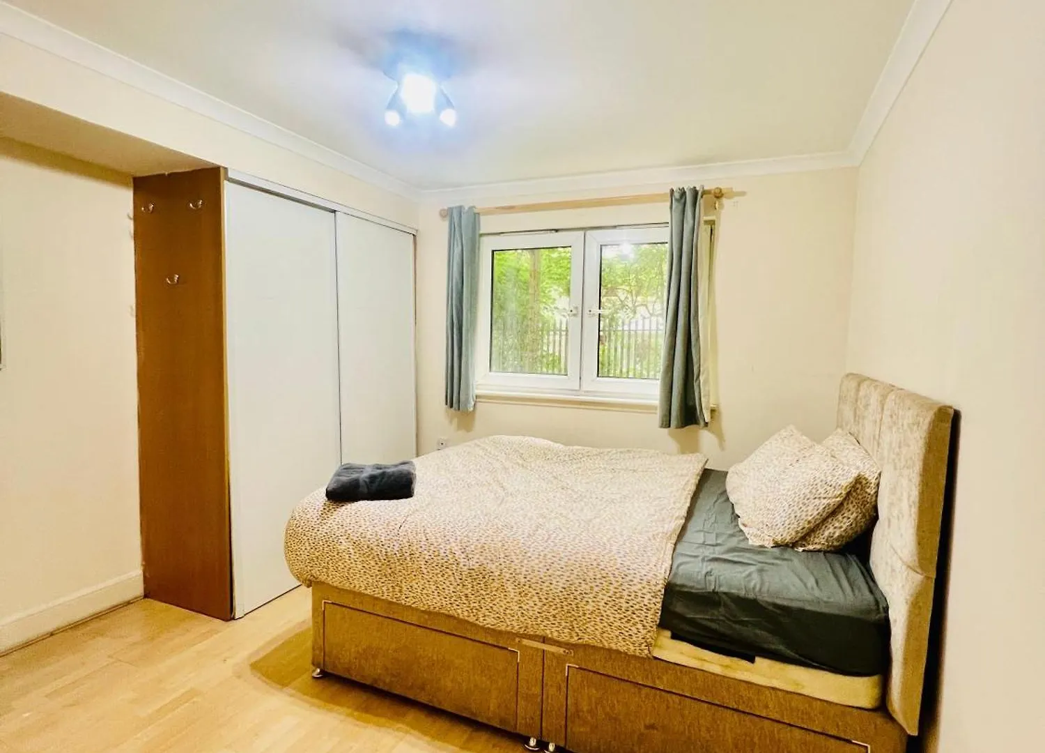 Metrolets Valley Daire Edinburgh 0*,